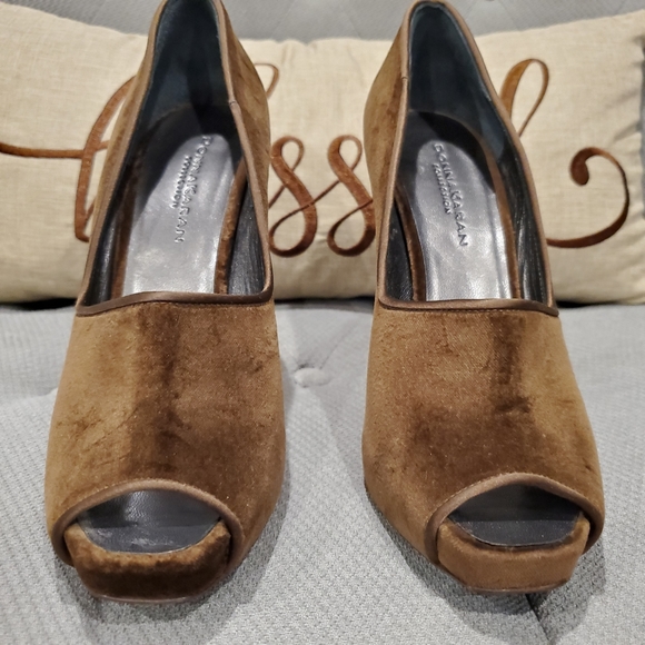 EUC Beautiful! Donna Karan Velvet Stilettos sz 7.5 - Picture 6 of 13